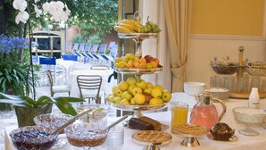 Una mesa de buffet con diferentes alimentos y una estación de café.