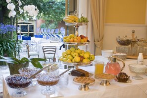 Desayuno bufé gratuito y diario