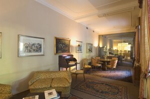 Coin salon dans le hall