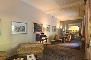 Coin salon dans le hall
