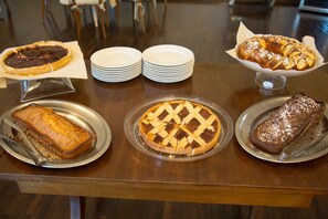 Ein Büfett mit verschiedenen Desserts.