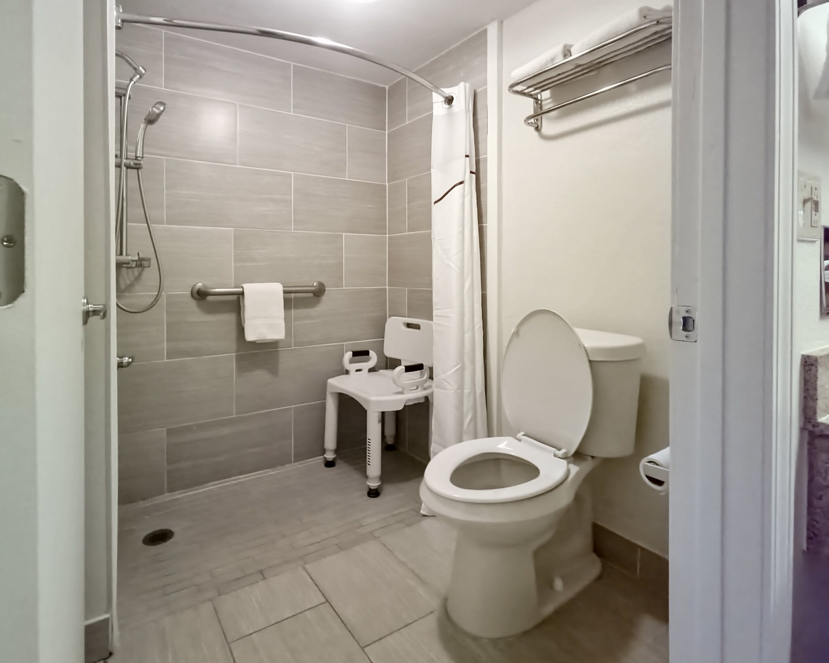 Deluxe-Zimmer, 2 Doppelbetten, barrierefrei, Nichtraucher (Roll-In Shower) | Badezimmer