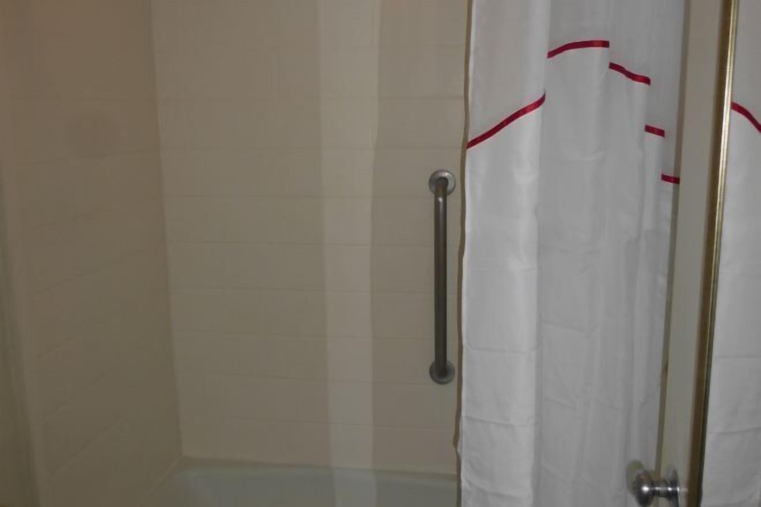 Kylpyhuone | Hiustenkuivaaja, pyyhkeet