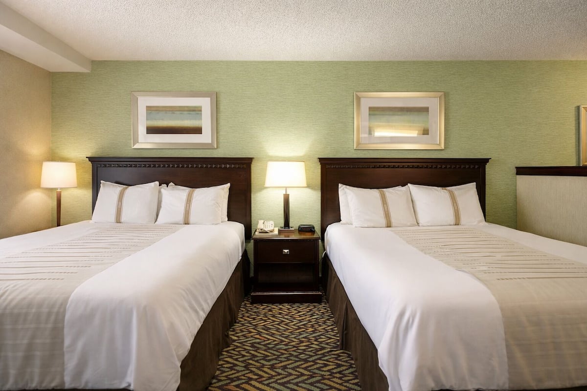 Cofres nos quartos, escrivaninha, ferros/tábuas de passar roupa