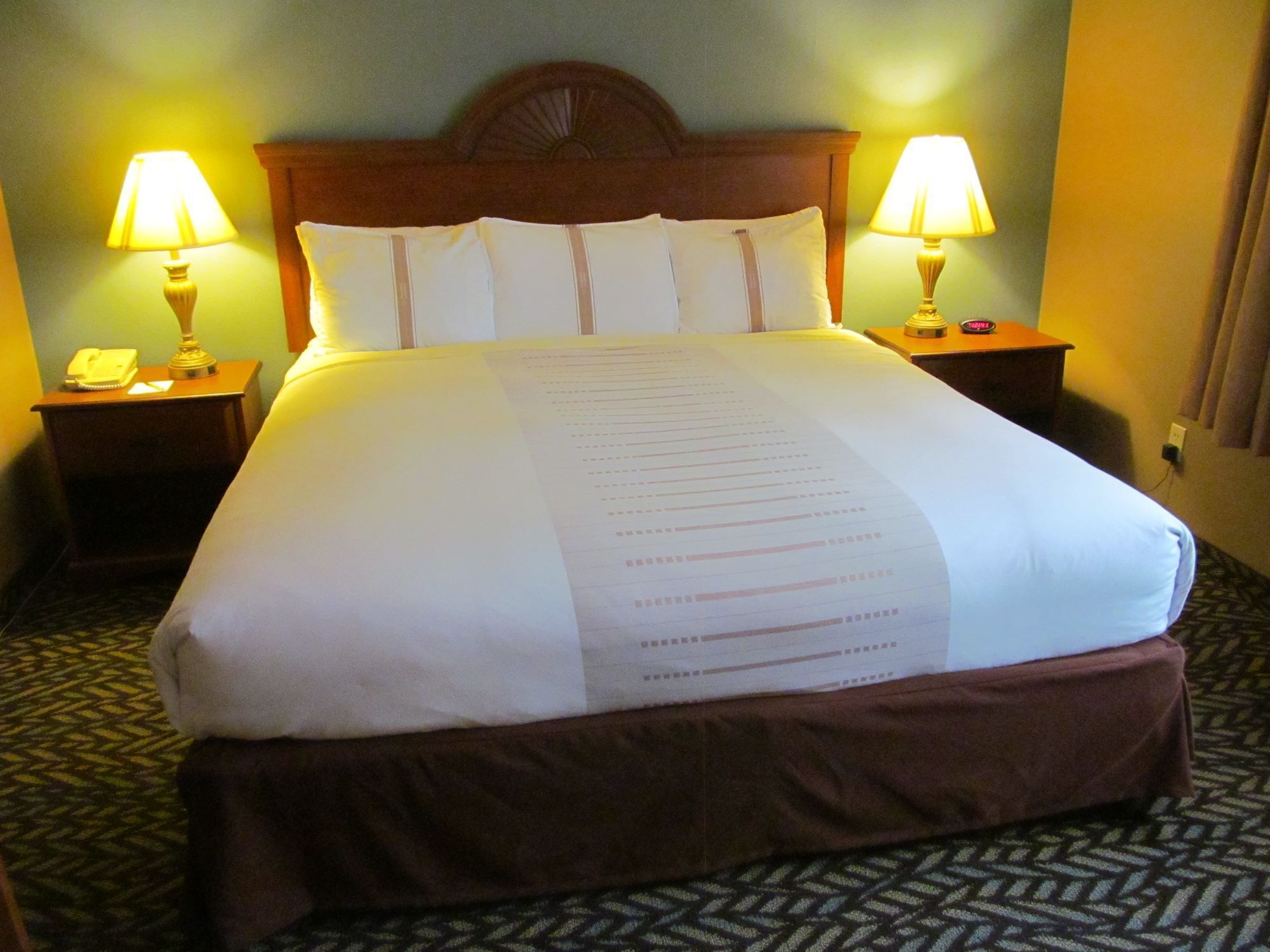Family Suite-King Bed & Pull-Out Sofa Smoking