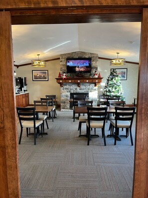 Free daily buffet breakfast - Fireside Inn & Suites (Devils Lake)