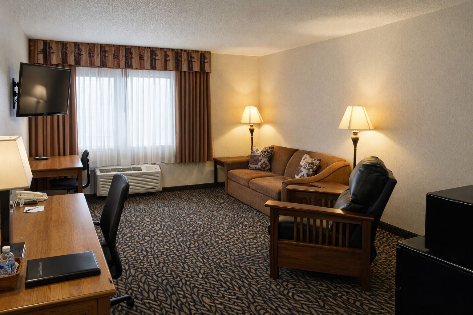 Family Suite-King Bed & Pull-Out Sofa Smoking