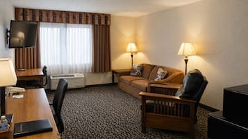 Family Suite-King Bed & Pull-Out Sofa Smoking | Brankas, meja kerja, setrika/meja setrika, dan Wi-Fi gratis