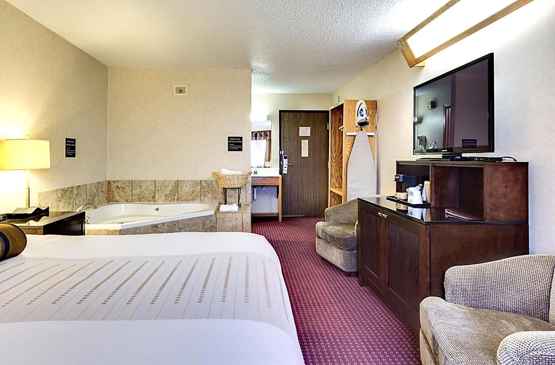 1 Suite King Bed Non-Smoking Jacuzzi Tub