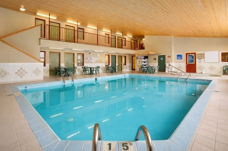 Piscina interna. Fireside Inn and Suites