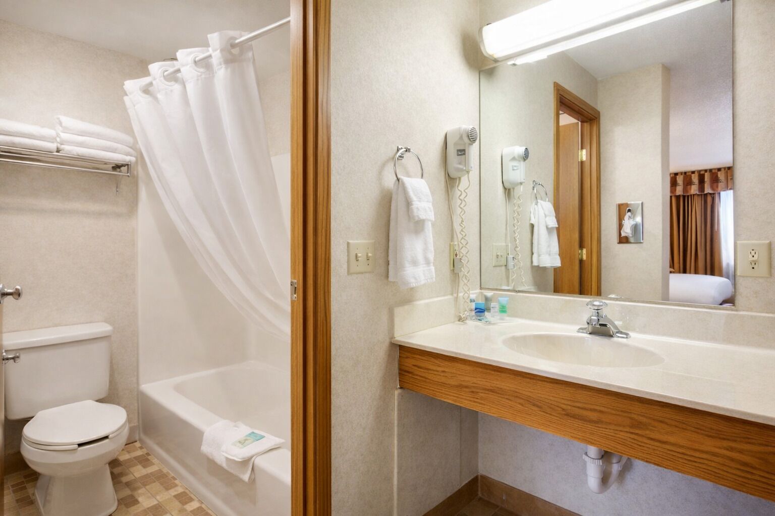 Un baño con bañera, inodoro y lavabo.