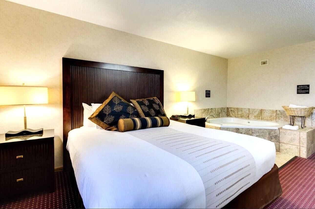 1 Suite King Bed Non-Smoking Jacuzzi Tub | Pengeskab på værelset, skrivebord, strygejern/strygebræt, gratis Wi-Fi