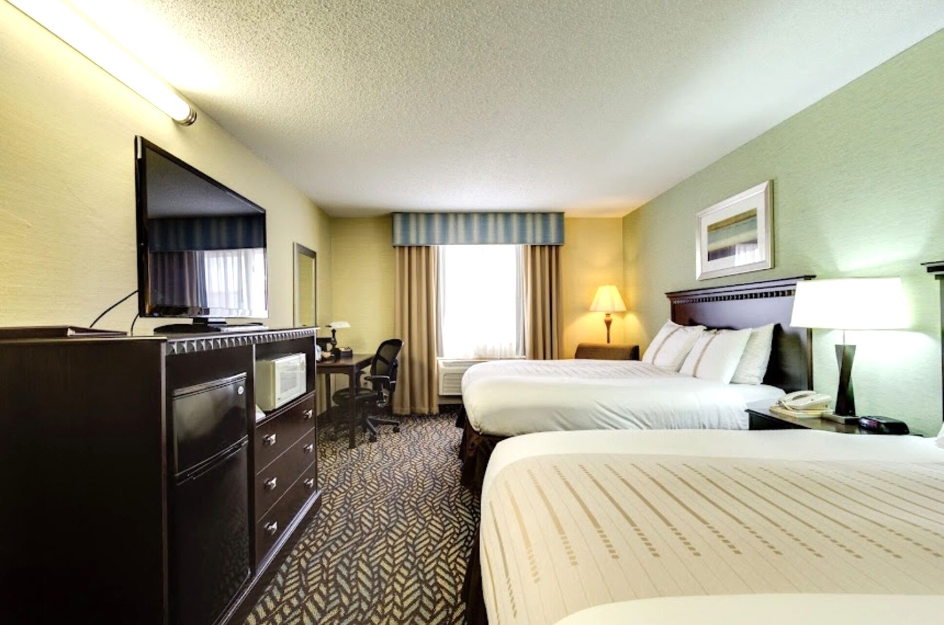 خزنة داخل الغرفة ومكتب ومكواة/لوح كي وواي فاي مجانًا