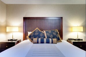 Room, 1 Queen Bed, Non Smoking | In-room safe, desk, iron/ironing board, free WiFi