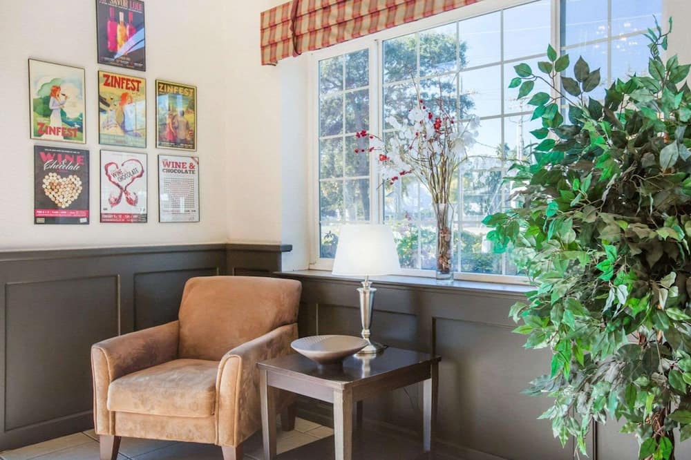 Econo Lodge Inn & Suites Lodi - Wine Country Area