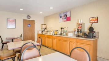 Café da manhã para viagem grátis todos os dias