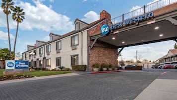 A Best Western hotel with a brick facade, a covered walkway, and a landscaped entrance.