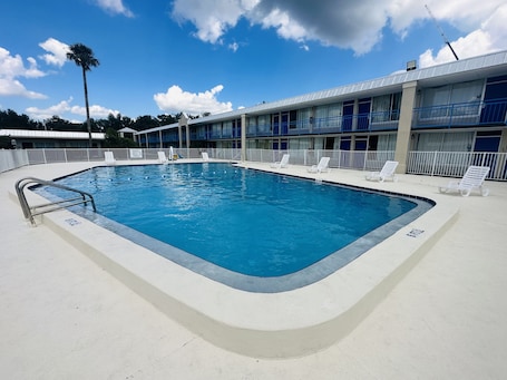 Outdoor pool. Rodeway Inn Silver Springs - Ocala East