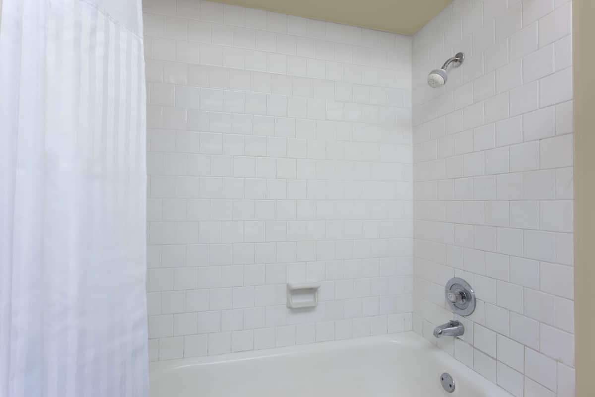 Habitación Deluxe, 2 camas Queen size | Baño | Tina con regadera, amenidades de baño gratuitas, secadora de cabello