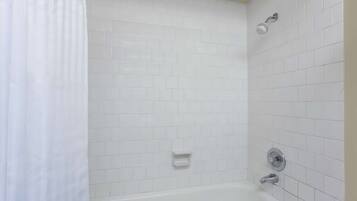 Chambre Deluxe, 2 grands lits | Salle de bain | Ensemble baignoire-douche, articles de toilette (gratuits)
