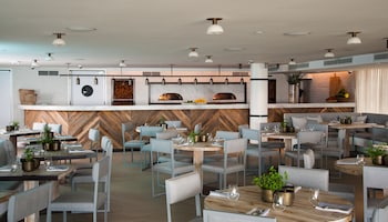 2 restaurants, breakfast served at Eden Roc Miami Beach