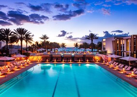 3 piscinas al aire libre, camas de piscina con cargo, sombrillas