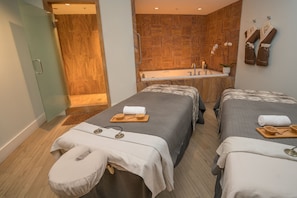 Espace de soins pour les couples, sauna, bain Ă remous, hammam