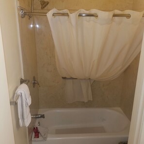 Chambre Standard, 2 grands lits, non-fumeurs, réfrigérateur et four à micro-ondes | Salle de bain | Ensemble douche/baignoire, articles de toilette gratuits, sèche-cheveux