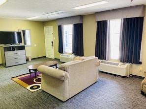 Suite, 1 très grand lit | Coffres-forts dans les chambres, bureau, fer et planche à repasser
