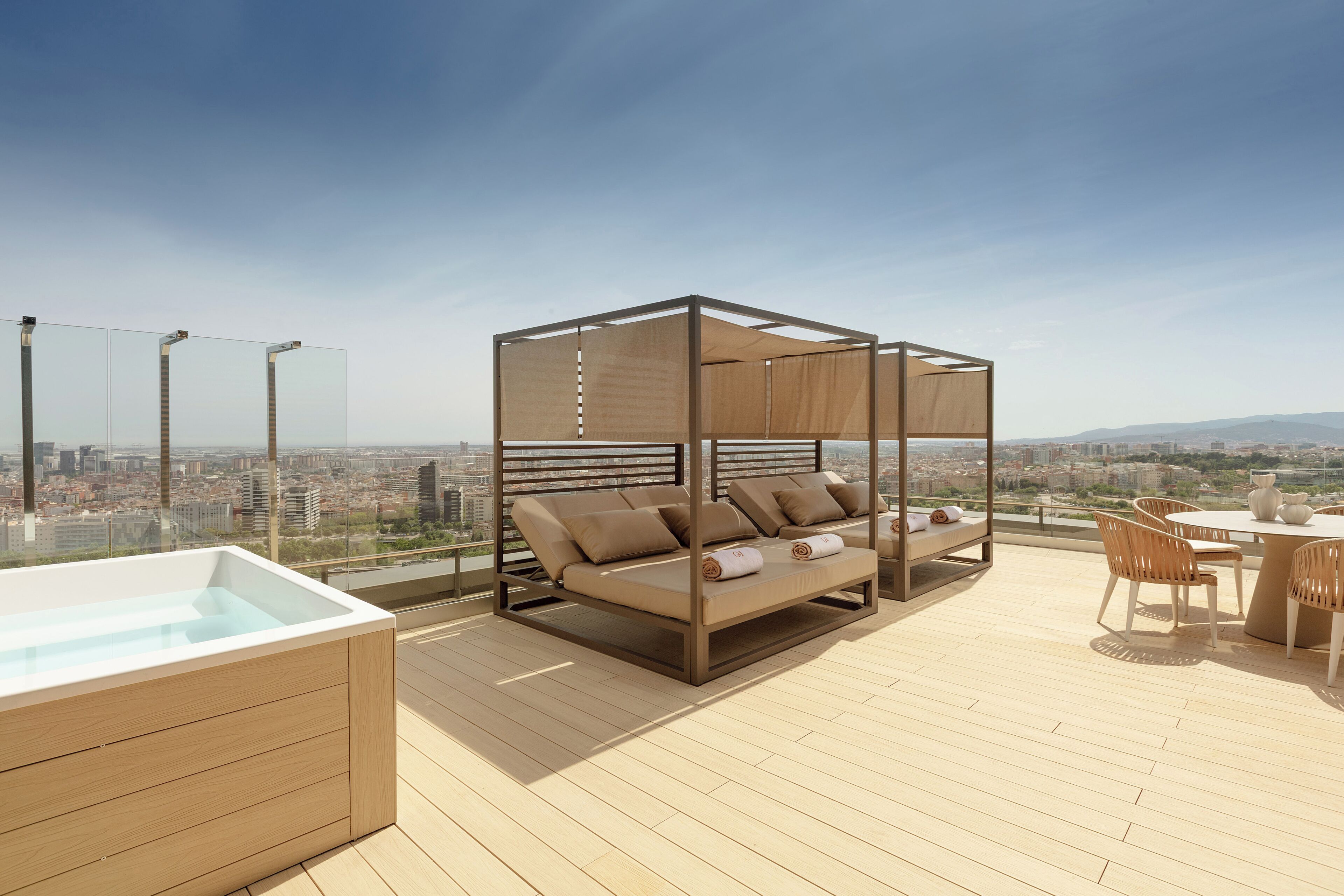 Roupas de cama premium, frigobar, cofres nos quartos, escrivaninha