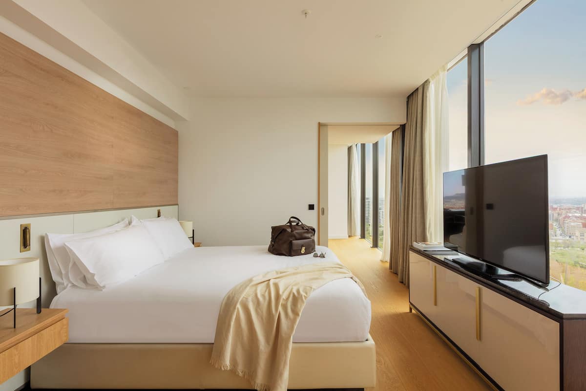 Red Level One Bedroom Master Suite | Biancheria da letto di alta qualità, minibar, cassaforte in camera