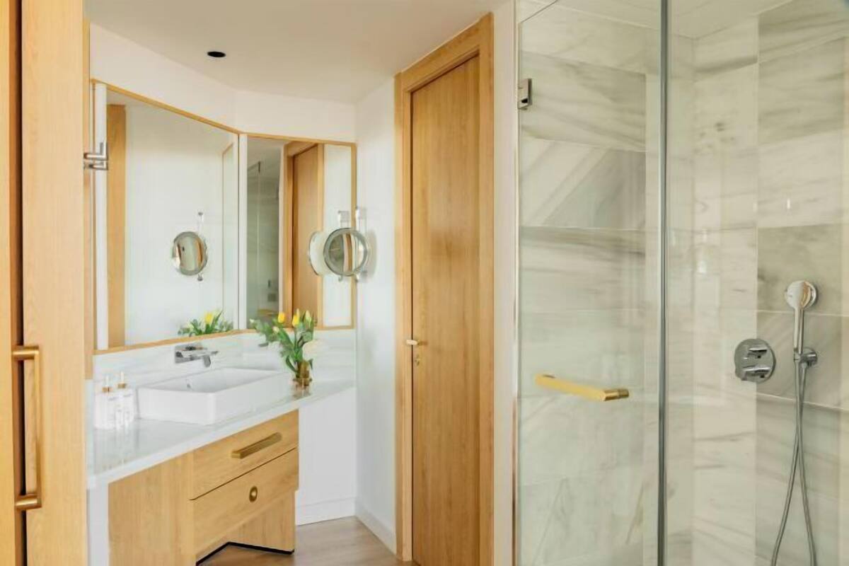 Amenidades de baño de diseñador, secadora de cabello, batas, pantuflas