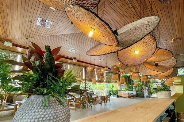 4 restaurants; breakfast, lunch and dinner served