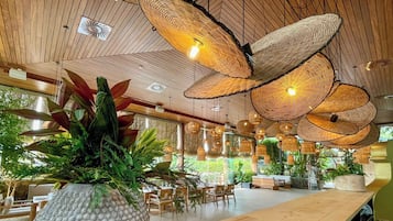4 間餐廳,供應早餐、午餐和晚餐,西班牙料理