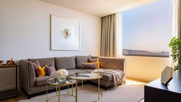 Una sala de estar moderna con un sofá, una mesa de centro y vistas de la ciudad.