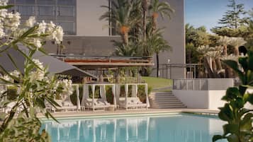 Piscina stagionale all'aperto, cabanas (a pagamento)