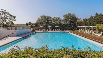 Sesongbasert utendørsbasseng og bassengtelt (mot betaling)