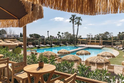 4 restaurants, breakfast, lunch, dinner served; Spanish cuisine