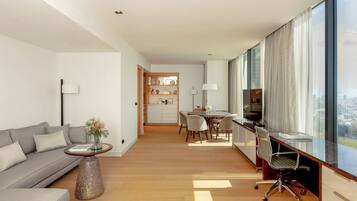 Un salon moderne comprenant un canapé, une table basse et un coin repas avec des chaises et une table.