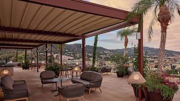 Sesongbasert utendørsbasseng og bassengtelt (mot betaling)