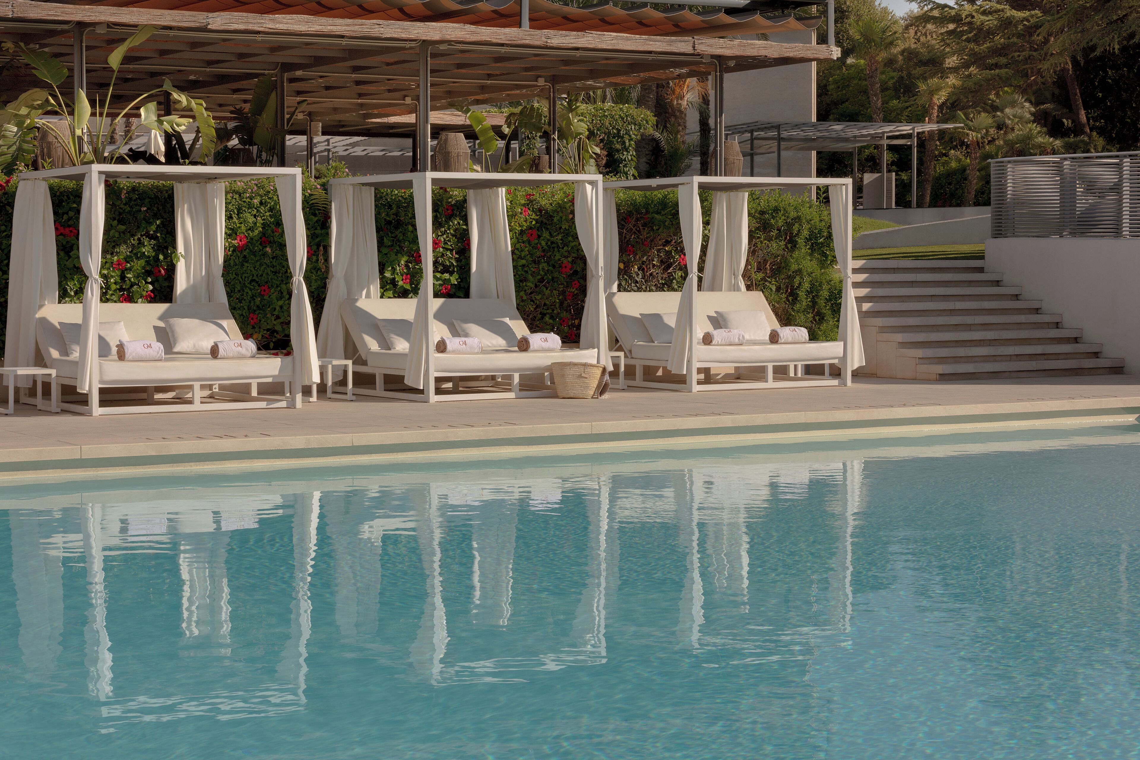 Piscine extérieure (ouverte en saison), tentes de plage