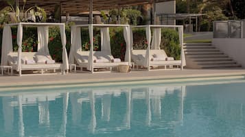 Piscine extérieure (ouverte en saison), tentes de plage