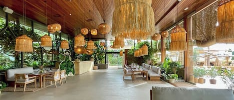 4 restaurants, breakfast, lunch, dinner served; Spanish cuisine