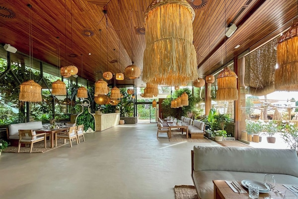 4 restaurants, breakfast, lunch, dinner served; Spanish cuisine