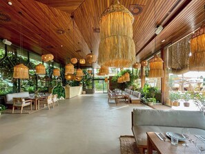 4 restaurants; breakfast, lunch, and dinner served