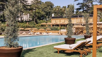 Piscine extérieure (ouverte en saison), tentes de plage
