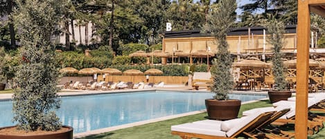 Piscine extérieure (ouverte en saison), tentes de plage