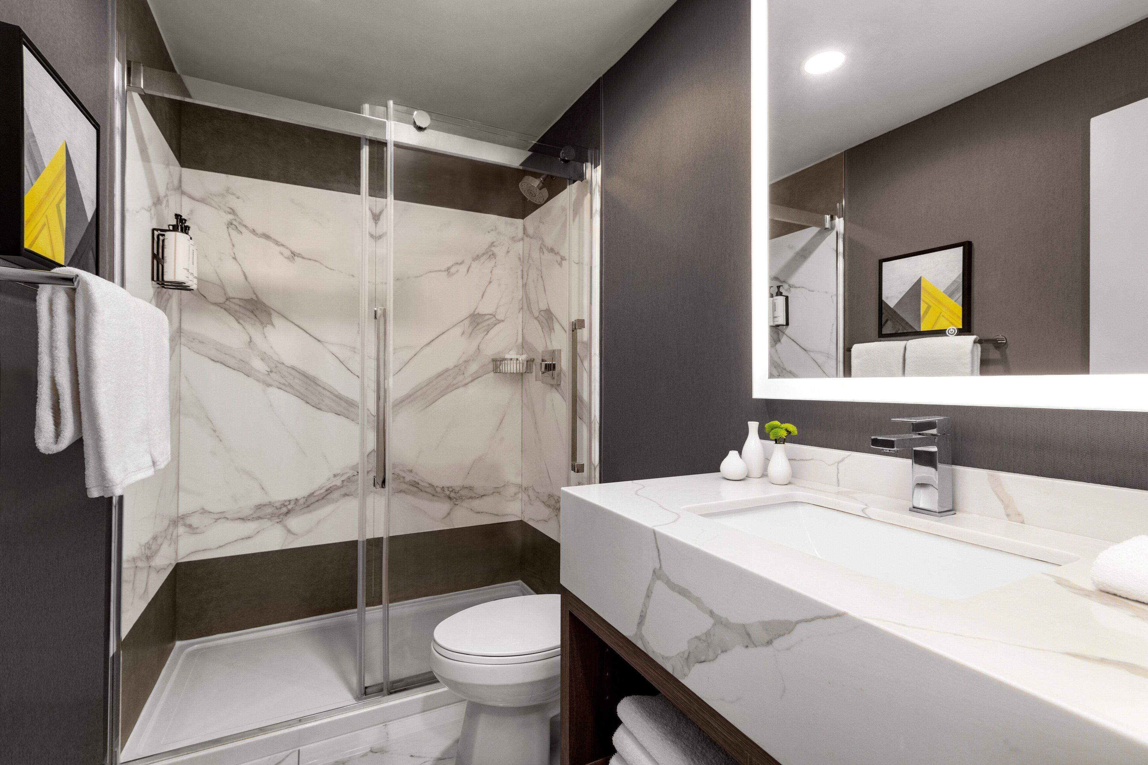 スタンダ  ード ルーム クイーンベッド 2 台 (Walk-In Shower) | バスルーム | バスアメニティ (無料)、ヘアドライヤー、タオル