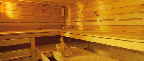 Una sauna con bancos de madera y un asiento.