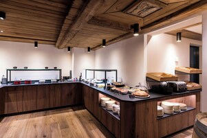 Café da manhã com buffet grátis todos os dias